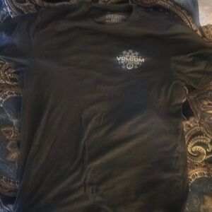 Large men’s volcom tee